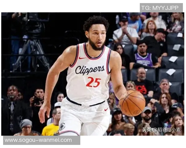 西蒙斯表现出色替补出战半场12中6贡献14分2篮板2助攻次节独得12分